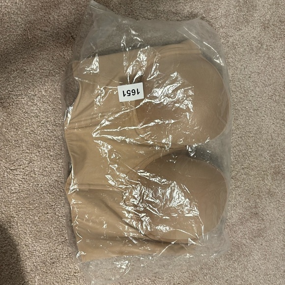 New with tag Le Mystere Women's Soiree Convertible Bustier Bra size 38D. - Picture 4 of 4